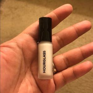 Hourglass mineral veil primer